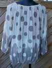 Prickig beige viskosblus. Made in Italy.