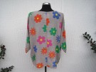 Beigegrå bomullsblus med färgglada blommor. Made in Italy
