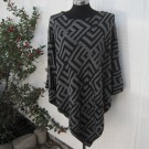 Stickad poncho grå svart med grafiskt mönster