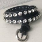 Svart bälte med stora stenar