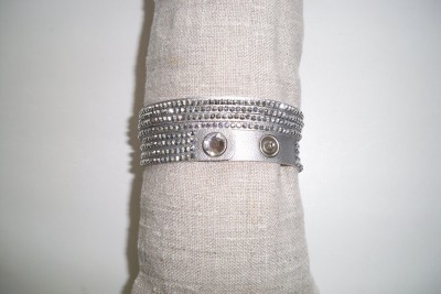 Silverfärgat Läderarmband Med Strass