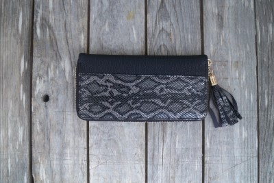 Svart plånbok med leopardmönster