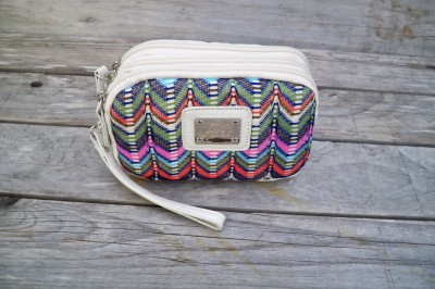 Vit liten mönstrad väska. Lycke Norge