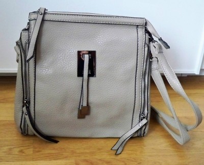 Sandfärgad väska med axelrem. Bags by Dansk. Dansk Smykkekunst