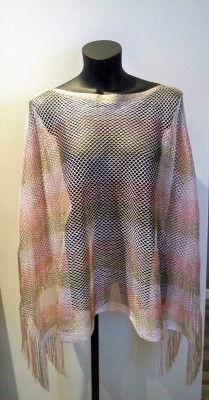 Rosa randig poncho med fransar. Från Bit'avant