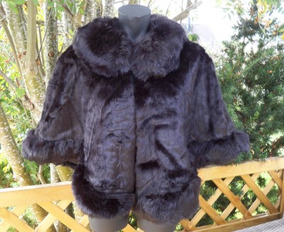 Svart pälscape / fuskpäls