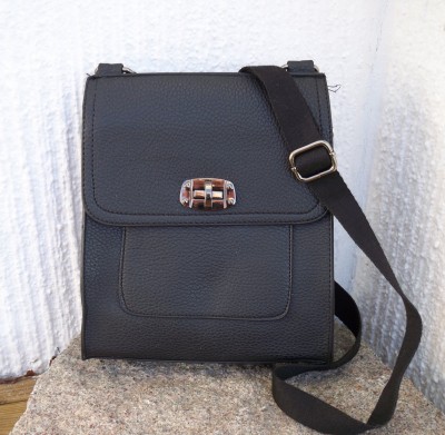Svart messenger, väska med axelrem. Bags by Dansk. Dansk Smykkekunst
