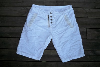 Vita shorts med dragkedjor