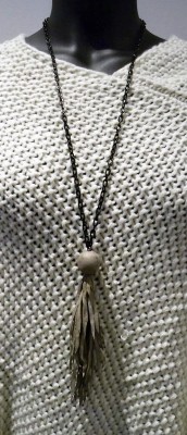 Långt halsband med beige läderkula och tofs
