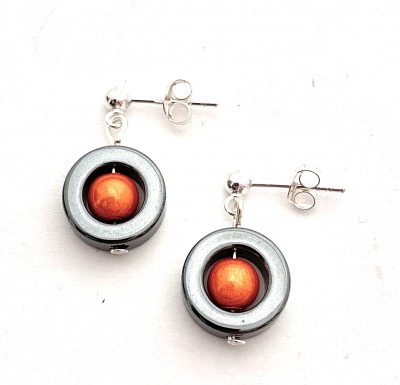 Örhängen Hematit Med Orange Pärla Iris Magnani Smyckesdesign