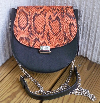 Axelremsväska Svart/orange ormskinn