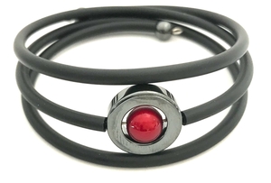 Gummiarmband Dilba Hematit/Röd. Magnani Smyckesdesign