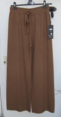 Bruna Stickade Byxor Med Raka Vida Ben