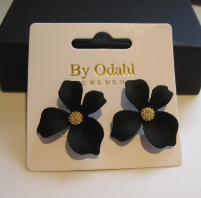 By Odahl Örhängen Svart Blomma