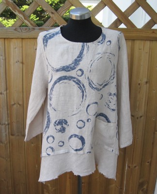 Beige Linnetunika Med Blått Mönster