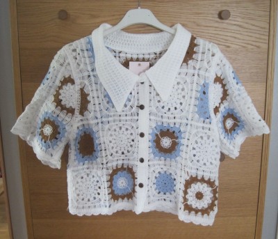 Vit virkad kofta mormorsrutor kort ärm