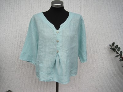 Mintgrön Linneblus med halvlång ärm och dekorknappar. Puro Lino