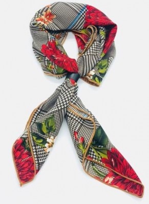 Scarf. Rutig med blommor