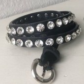 Svart bälte med stora stenar