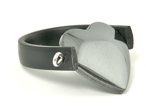 Ring Gummi och Hematit Hjärta Magnani Smyckesdesign